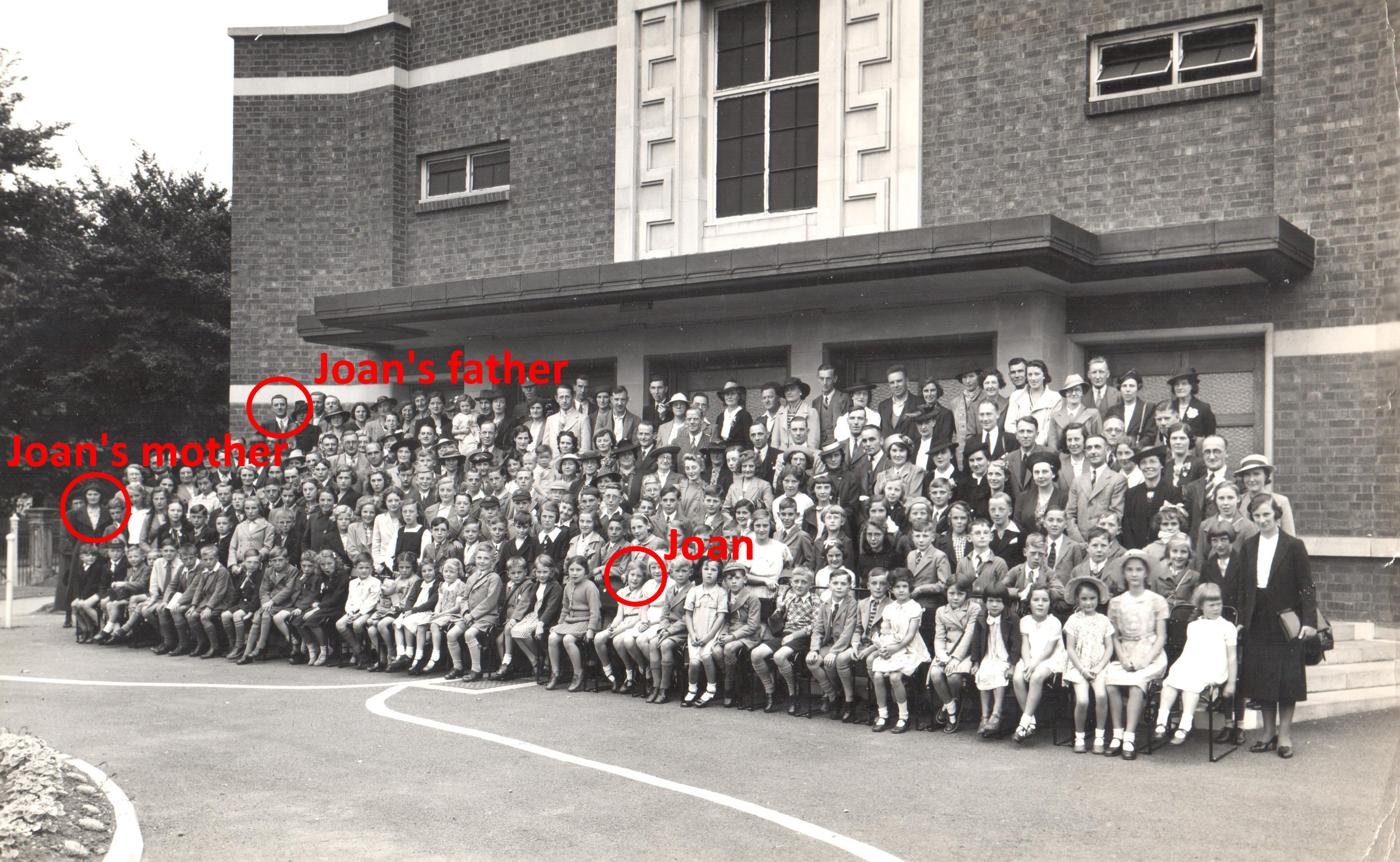 Group photo of the evacuees and their parents before departure